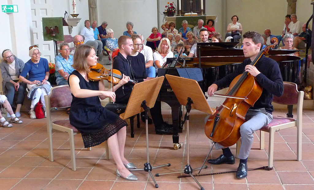 Das Klaviertrio, die Preisträger 1. Platz, bei ihrem Vortrag in der Kreuzkirche